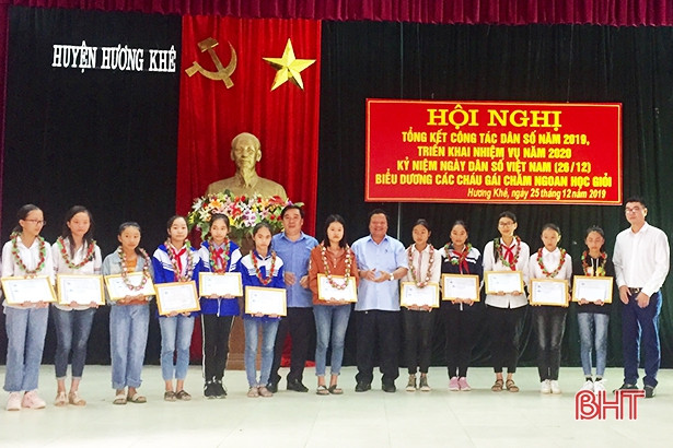 Hương Khê tuyên dương 20 bé gái chăm ngoan học giỏi