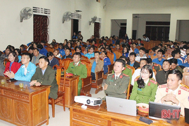 Đoàn viên thanh niên Cẩm Xuyên “khiến” cột điện nở hoa”