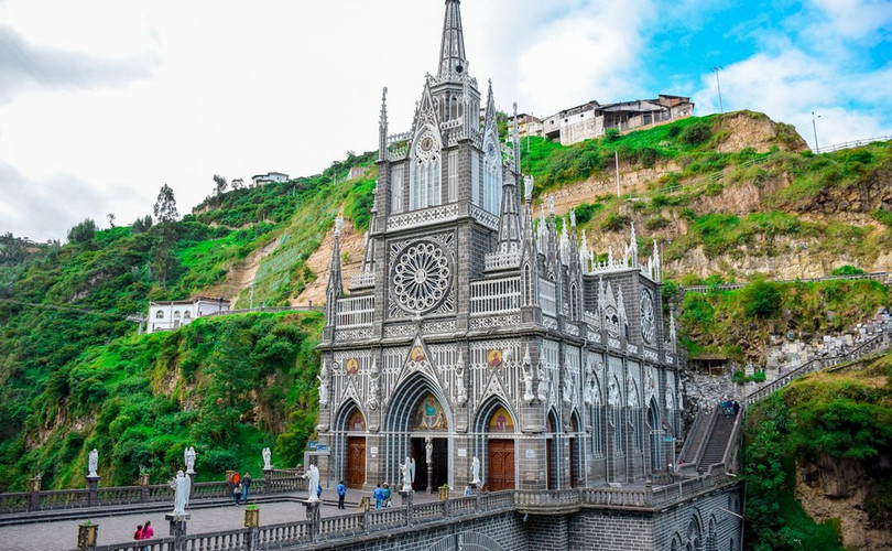 Thánh đường Las Lajas làm say mê lòng người với kiến trúc độc đáo, màu trắng lấp lánh hòa quyện giữa đại ngàn rừng xanh. Las Lajas đã trở nên nổi tiếng khắp thế giới bởi truyền thuyết Đức Mẹ Maria từng xuất hiện tại vùng đất huyền bí này. Khung cảnh nơi đây hiện ra tráng lệ, lộng lẫy tựa xứ thần tiên dù là ngày hay đêm. Ảnh: Destinationless Travel, Pinterest. 4 nhà thờ có kiến trúc độc đáo trên thế giới