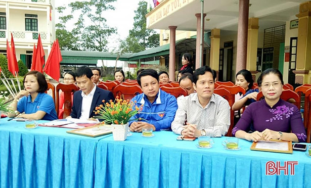Tuyên dương nam sinh Hà Tĩnh nhặt được hơn 18 triệu đồng tìm người trả lại