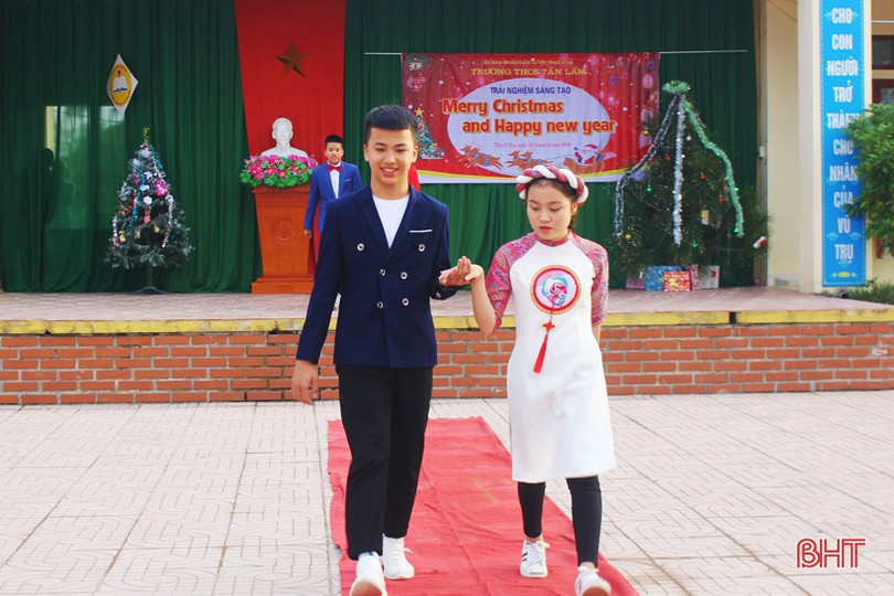 Ấn tượng màn catwalk trong chương trình “Merry Christmas and Happy New Year” ở trường học Thạch Hà