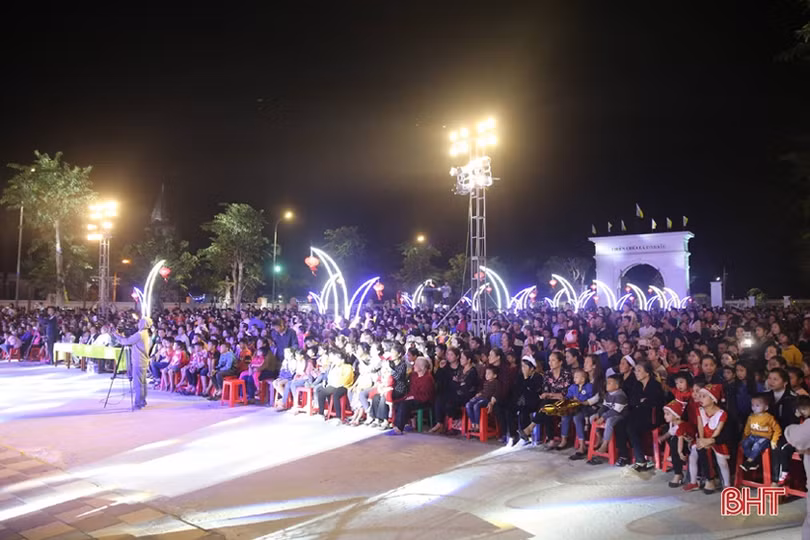 Đêm Giáng sinh rực rỡ, an lành trên khắp miền quê Hà Tĩnh