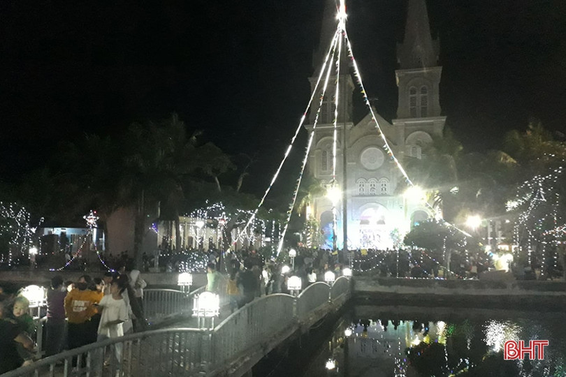 Đêm Giáng sinh rực rỡ, an lành trên khắp miền quê Hà Tĩnh