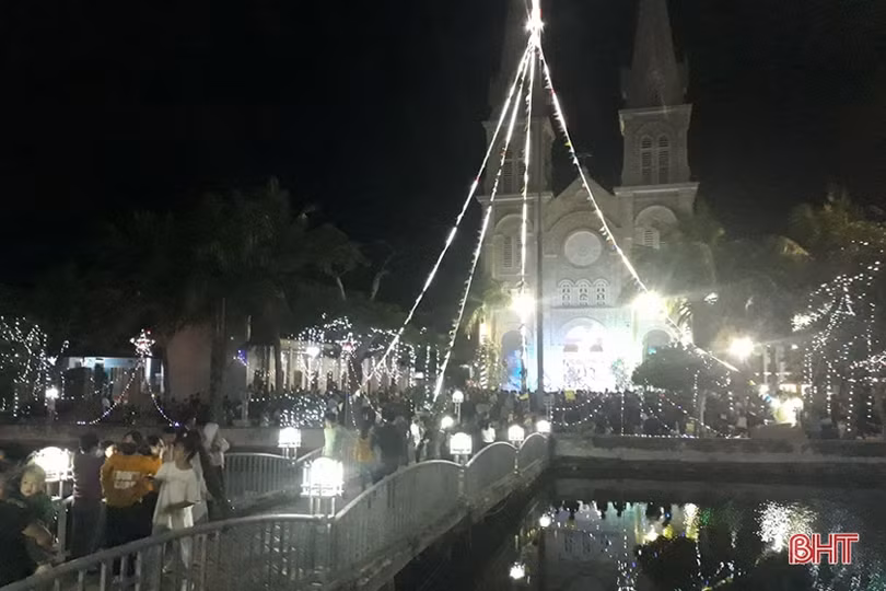 Đêm Giáng sinh rực rỡ, an lành trên khắp miền quê Hà Tĩnh