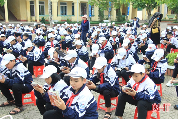 “Xe thư viện lưu động” mang 4.500 đầu sách đến học sinh Nghi Xuân