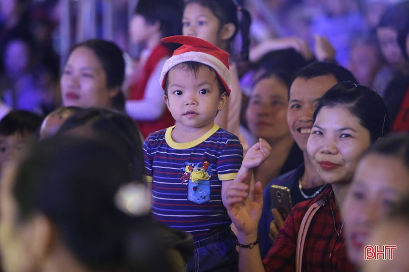 Đêm Giáng sinh rực rỡ, an lành trên khắp miền quê Hà Tĩnh