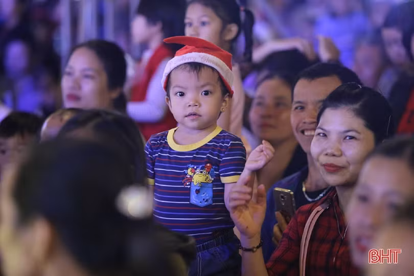 Đêm Giáng sinh rực rỡ, an lành trên khắp miền quê Hà Tĩnh