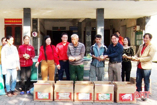 Bàn giao “Ngân hàng gà” cho người nghèo Nghi Xuân