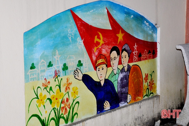 Thầy giáo Hà Tĩnh vẽ bích họa tô đẹp đường làng nông thôn mới