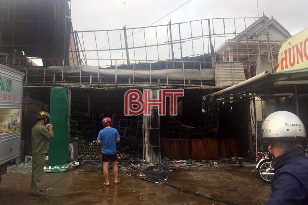 “Bà hỏa ghé thăm” lúc nửa đêm, siêu thị mini ở TX Kỳ Anh thiệt hại hơn 3 tỷ đồng