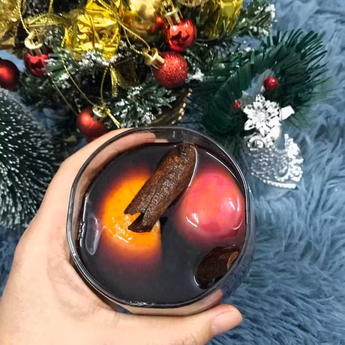 5 phút làm rượu vang thảo quả đơn giản, ấm bụng cho lễ Giáng sinh