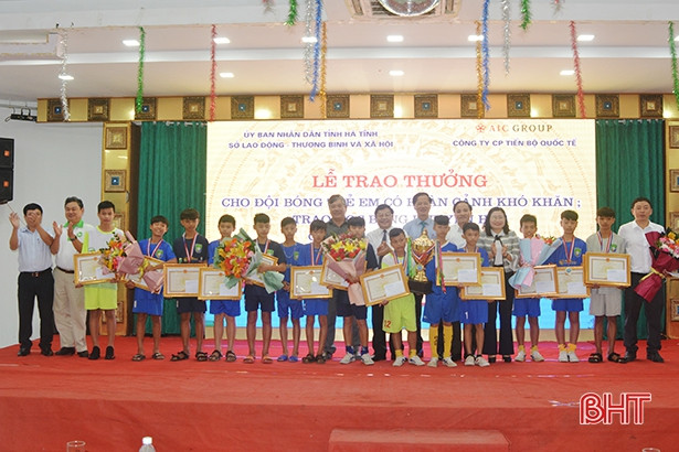 Trao học bổng trị giá 750 triệu đồng cho học sinh Hà Tĩnh có hoàn cảnh khó khăn học giỏi