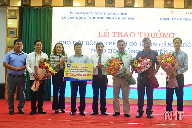 Trao học bổng trị giá 750 triệu đồng cho học sinh Hà Tĩnh có hoàn cảnh khó khăn học giỏi