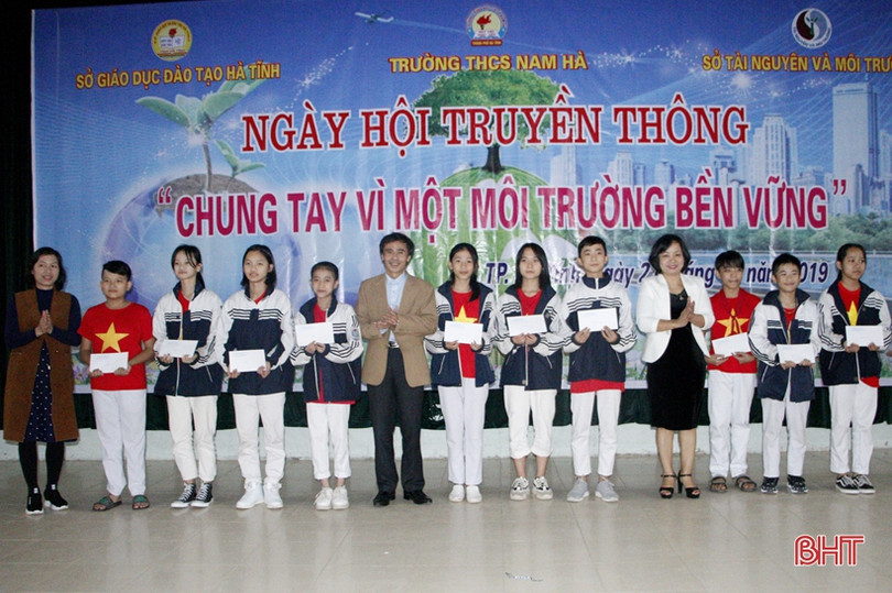 Học sinh TP Hà Tĩnh rung chuông vàng “Chung tay vì một môi trường bền vững”