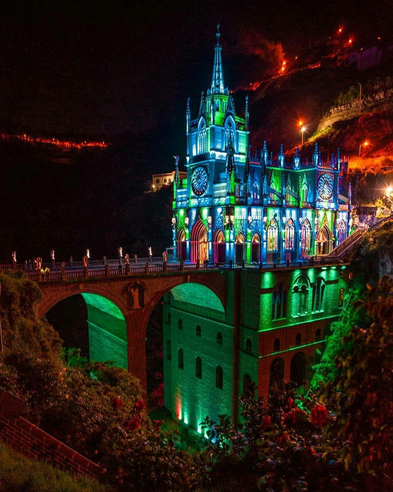 Thánh đường Las Lajas làm say mê lòng người với kiến trúc độc đáo, màu trắng lấp lánh hòa quyện giữa đại ngàn rừng xanh. Las Lajas đã trở nên nổi tiếng khắp thế giới bởi truyền thuyết Đức Mẹ Maria từng xuất hiện tại vùng đất huyền bí này. Khung cảnh nơi đây hiện ra tráng lệ, lộng lẫy tựa xứ thần tiên dù là ngày hay đêm. Ảnh: Destinationless Travel, Pinterest. 4 nhà thờ có kiến trúc độc đáo trên thế giới