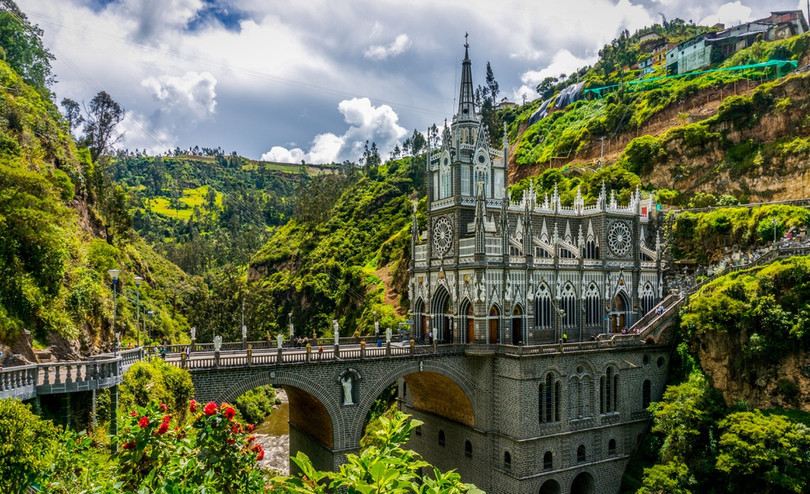 Thánh đường Las Lajas (Colombia): Las Lajas tọa lạc ở vị trí đặc biệt, thánh đường nằm trong hẻm núi của sông Guáitara, miền Nam Colombia. Du khách phải đi qua một cây cầu cao khoảng 39,6 m so với dòng sông bên dưới để đến được với nhà thờ. Ảnh: I.pinimg. 4 nhà thờ có kiến trúc độc đáo trên thế giới