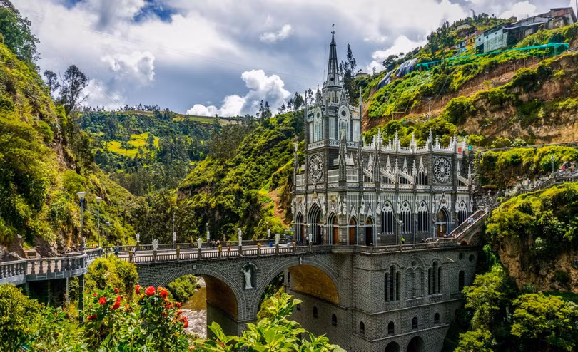 Thánh đường Las Lajas (Colombia): Las Lajas tọa lạc ở vị trí đặc biệt, thánh đường nằm trong hẻm núi của sông Guáitara, miền Nam Colombia. Du khách phải đi qua một cây cầu cao khoảng 39,6 m so với dòng sông bên dưới để đến được với nhà thờ. Ảnh: I.pinimg. 4 nhà thờ có kiến trúc độc đáo trên thế giới