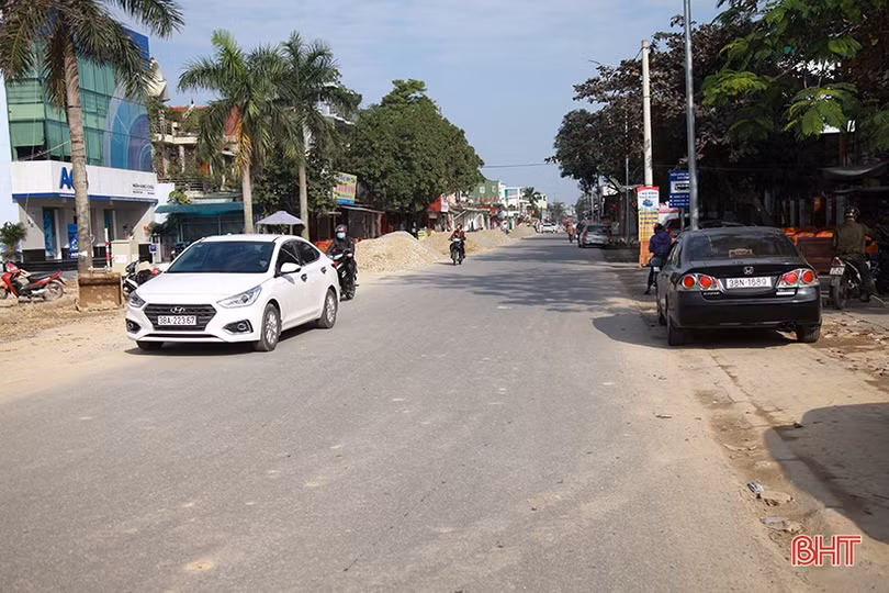 Thi công đêm ngày, quyết hoàn thành tuyến đường “treo” lâu nhất Hà Tĩnh trước Tết