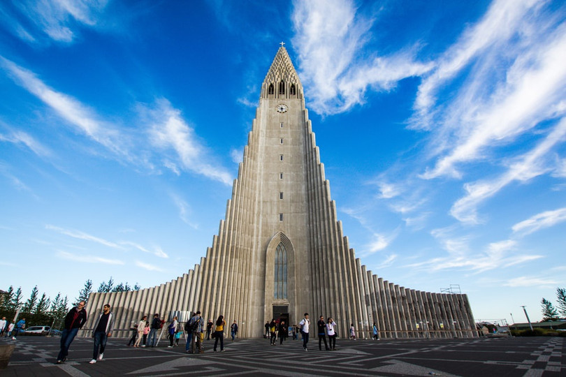 Nhà thờ Hallgrimskirkja (Iceland): Nhà thờ Hallgrimskirkja tọa lạc tại thành phố Reykjavic, được xây dựng và hoàn thiện trong hơn 40 năm (1945-1986). Đây là nhà thờ lớn nhất ở Iceland với chiều cao 74,5 m. Ảnh: Unsplash . 4 nhà thờ có kiến trúc độc đáo trên thế giới