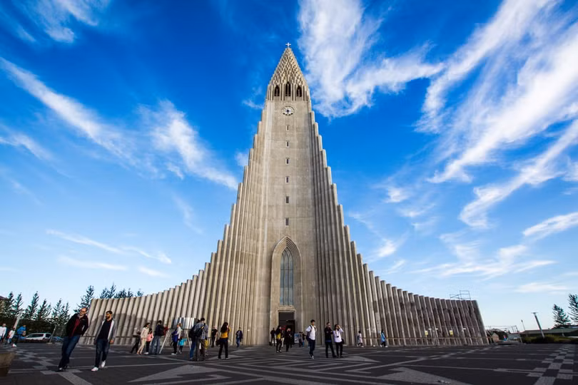 Nhà thờ Hallgrimskirkja (Iceland): Nhà thờ Hallgrimskirkja tọa lạc tại thành phố Reykjavic, được xây dựng và hoàn thiện trong hơn 40 năm (1945-1986). Đây là nhà thờ lớn nhất ở Iceland với chiều cao 74,5 m. Ảnh: Unsplash . 4 nhà thờ có kiến trúc độc đáo trên thế giới