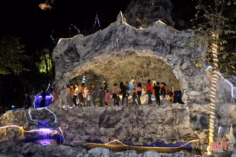 Đêm Giáng sinh rực rỡ, an lành trên khắp miền quê Hà Tĩnh