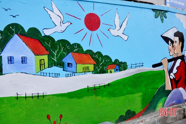 Thầy giáo Hà Tĩnh vẽ bích họa tô đẹp đường làng nông thôn mới