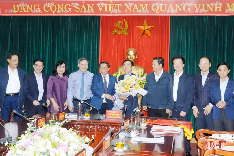 Lãnh đạo tỉnh tặng hoa chúc mừng tân Chỉ huy trưởng Bộ Chỉ huy Quân sự Hà Tĩnh