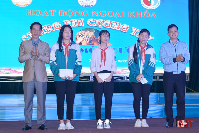 Học sinh TX Kỳ Anh sinh hoạt ngoại khóa “Chung tay bảo vệ môi trường”