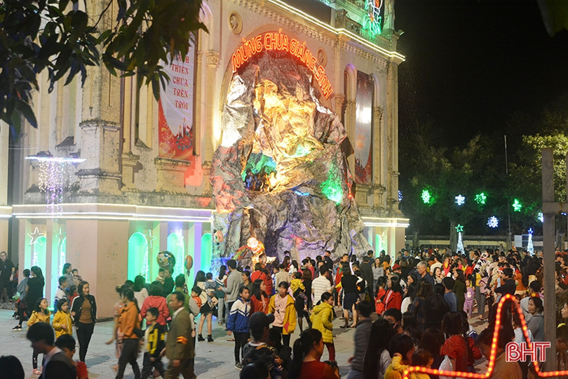 Đêm Giáng sinh rực rỡ, an lành trên khắp miền quê Hà Tĩnh