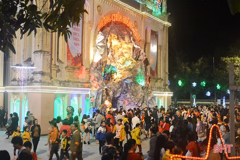 Đêm Giáng sinh rực rỡ, an lành trên khắp miền quê Hà Tĩnh