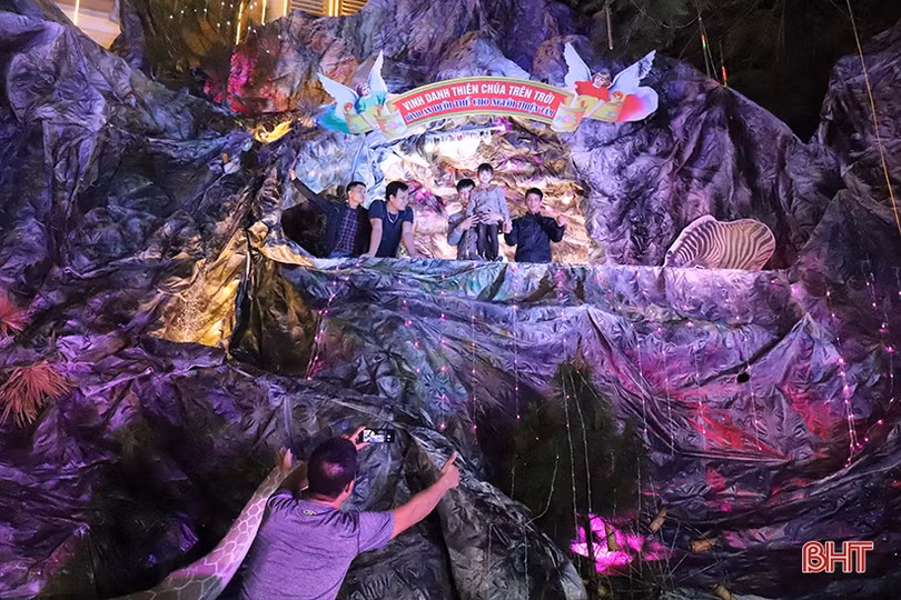 Nghi Xuân rực rỡ ánh đèn đón Giáng sinh