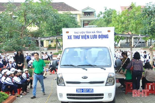 “Xe thư viện lưu động” mang 4.500 đầu sách đến học sinh Nghi Xuân