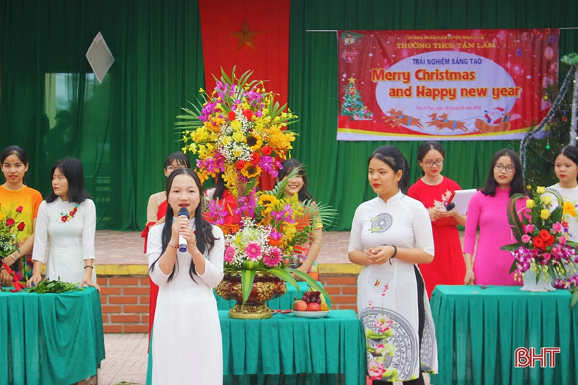 Ấn tượng màn catwalk trong chương trình “Merry Christmas and Happy New Year” ở trường học Thạch Hà