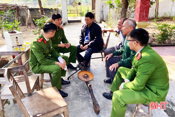 Công an Nghi Xuân thu hồi khẩu súng “lạc” vào nhà dân