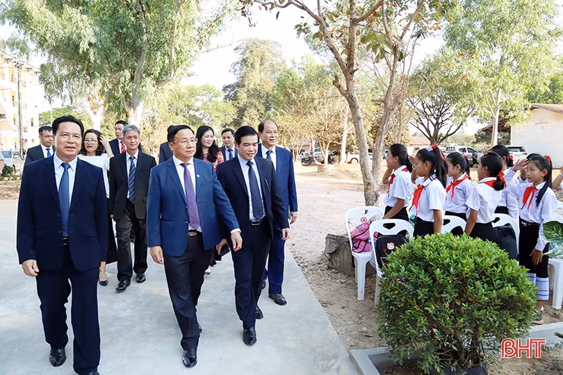 Tỉnh Hà Tĩnh được trao tặng Huân chương Lao động hạng Ba của Chủ tịch nước CHDCND Lào