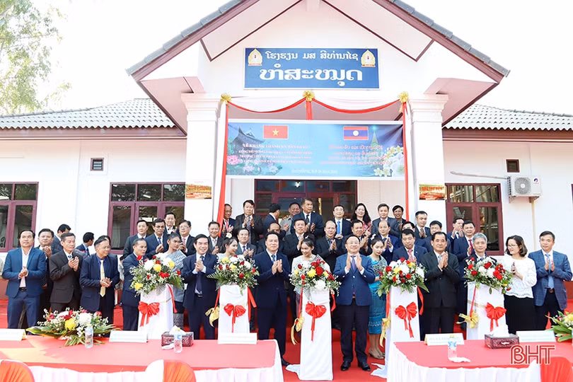 Tỉnh Hà Tĩnh được trao tặng Huân chương Lao động hạng Ba của Chủ tịch nước CHDCND Lào