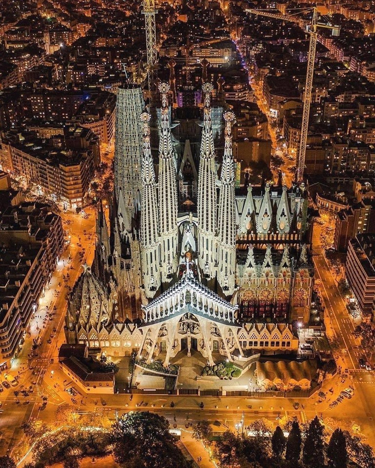 Theo chính phủ Tây Ban Nha, kiệt tác này sẽ được hoàn thành vào năm 2026, nhân kỷ niệm 100 năm ngày mất của Gaudi. Sagrada Família sẽ là công trình tôn giáo cao nhất ở châu Âu với tòa tháp cao gần 172 m. Ảnh: Wanderlusterprincess, Seeking_exploring. 4 nhà thờ có kiến trúc độc đáo trên thế giới