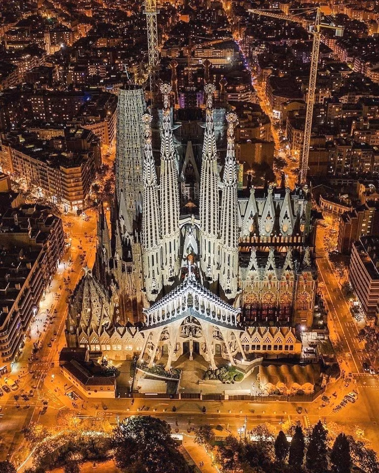 Theo chính phủ Tây Ban Nha, kiệt tác này sẽ được hoàn thành vào năm 2026, nhân kỷ niệm 100 năm ngày mất của Gaudi. Sagrada Família sẽ là công trình tôn giáo cao nhất ở châu Âu với tòa tháp cao gần 172 m. Ảnh: Wanderlusterprincess, Seeking_exploring. 4 nhà thờ có kiến trúc độc đáo trên thế giới