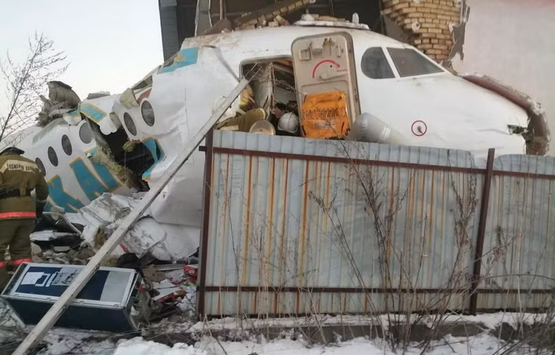 Máy bay chở 100 người rơi ở Kazakhstan ngay sau khi cất cánh