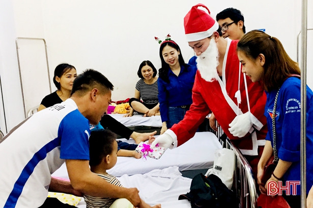 Ông già Noel tặng quà cho hơn 300 bệnh nhi Hà Tĩnh