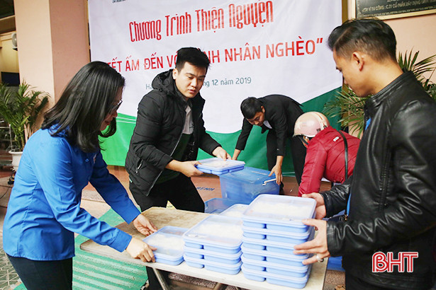 Đoàn thanh niên Vietcombank và Báo Hà Tĩnh tổ chức chương trình Tết ấm cho bệnh nhân nghèo
