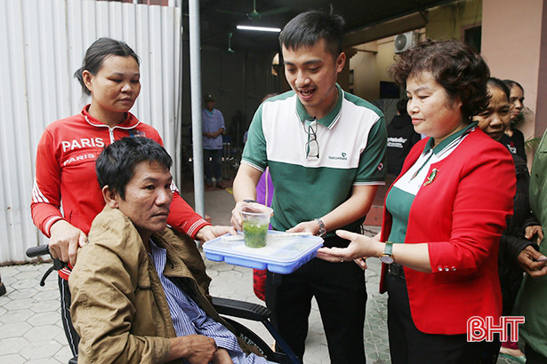 Đoàn thanh niên Vietcombank và Báo Hà Tĩnh tổ chức chương trình Tết ấm cho bệnh nhân nghèo