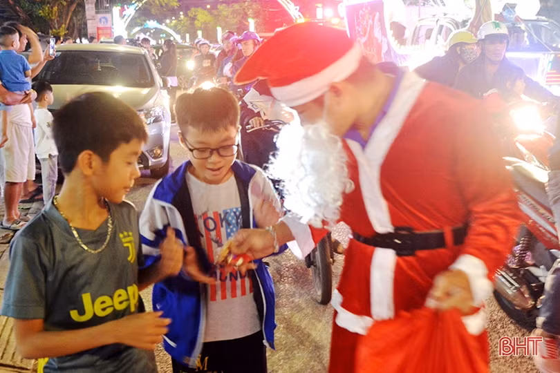 Đêm Giáng sinh rực rỡ, an lành trên khắp miền quê Hà Tĩnh