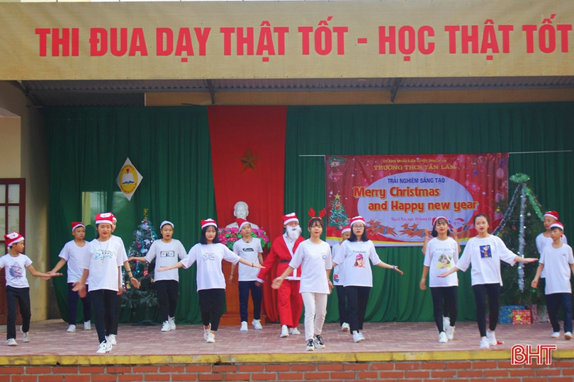 Ấn tượng màn catwalk trong chương trình “Merry Christmas and Happy New Year” ở trường học Thạch Hà