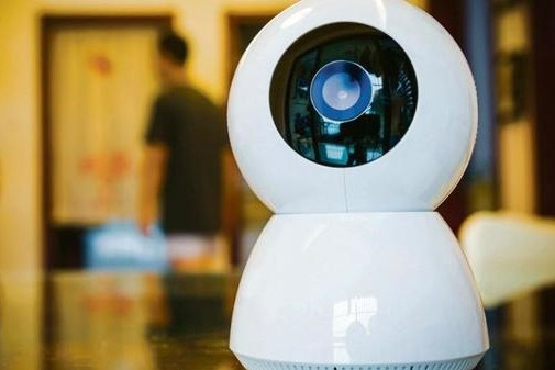 Giống với hầu hết thiết bị IoT khác, cả smart camera lẫn smartphone đều có thể bị tin tặc tấn công. Tại sao camera giám sát dễ bị hack như vậy?