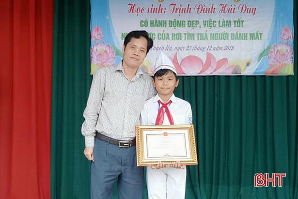 Tuyên dương nam sinh Hà Tĩnh nhặt được hơn 18 triệu đồng tìm người trả lại