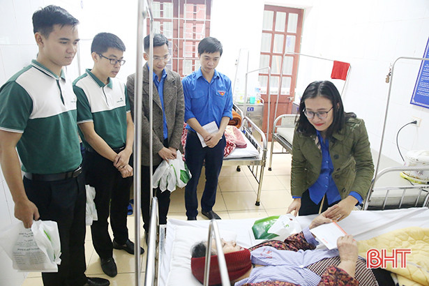 Đoàn thanh niên Vietcombank và Báo Hà Tĩnh tổ chức chương trình Tết ấm cho bệnh nhân nghèo