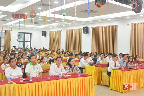 Trao học bổng trị giá 750 triệu đồng cho học sinh Hà Tĩnh có hoàn cảnh khó khăn học giỏi