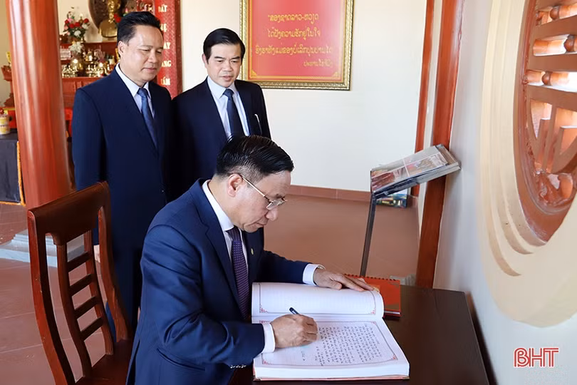 Tỉnh Hà Tĩnh được trao tặng Huân chương Lao động hạng Ba của Chủ tịch nước CHDCND Lào