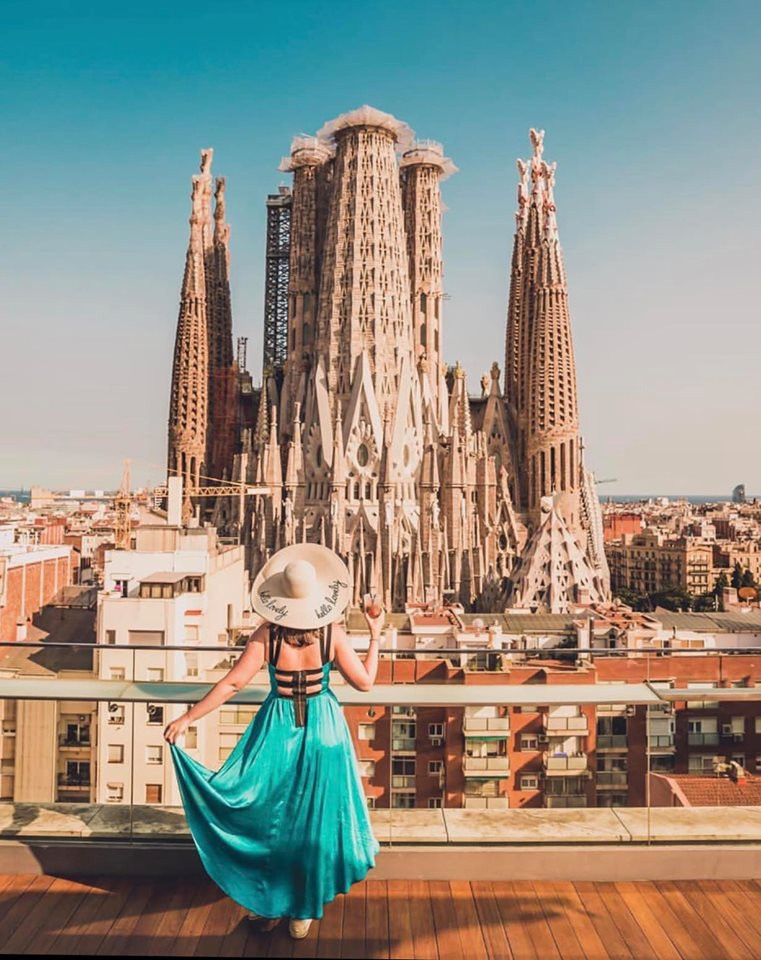 Theo chính phủ Tây Ban Nha, kiệt tác này sẽ được hoàn thành vào năm 2026, nhân kỷ niệm 100 năm ngày mất của Gaudi. Sagrada Família sẽ là công trình tôn giáo cao nhất ở châu Âu với tòa tháp cao gần 172 m. Ảnh: Wanderlusterprincess, Seeking_exploring. 4 nhà thờ có kiến trúc độc đáo trên thế giới